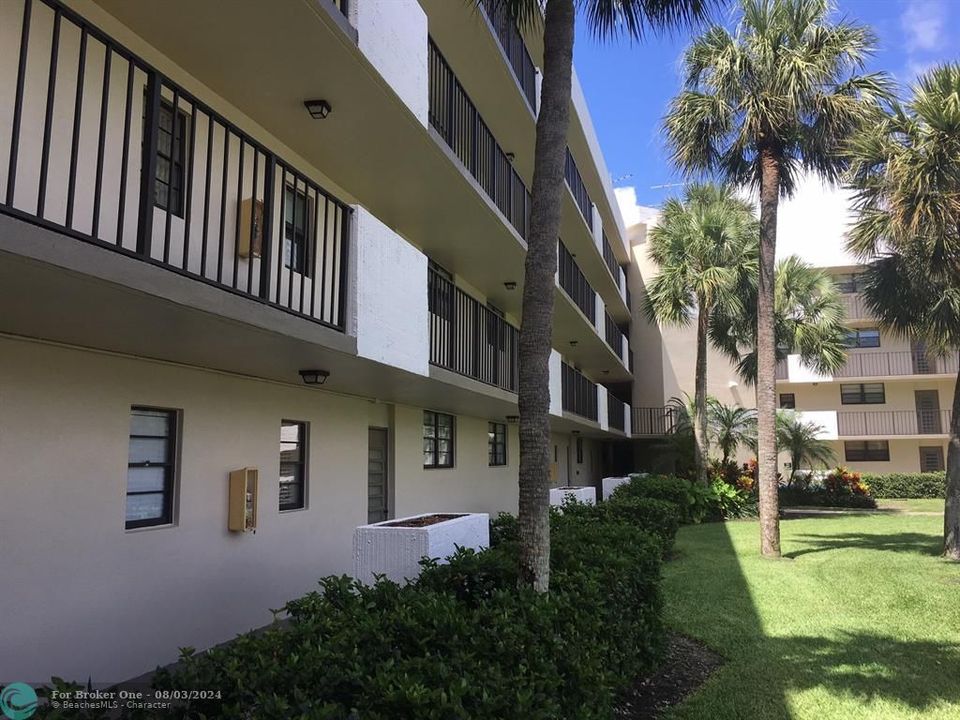 Active With Contract: $2,100 (2 beds, 2 baths, 1050 Square Feet)