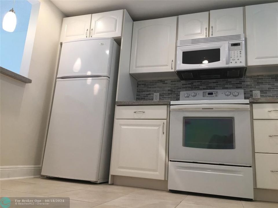 Active With Contract: $2,100 (2 beds, 2 baths, 1050 Square Feet)