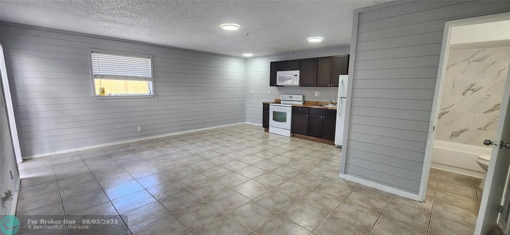 Active With Contract: $1,400 (0 beds, 1 baths, 500 Square Feet)