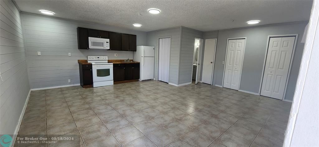 Active With Contract: $1,400 (0 beds, 1 baths, 500 Square Feet)