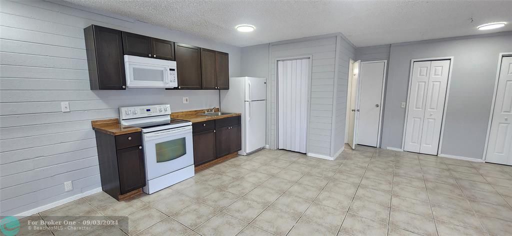 Active With Contract: $1,400 (0 beds, 1 baths, 500 Square Feet)