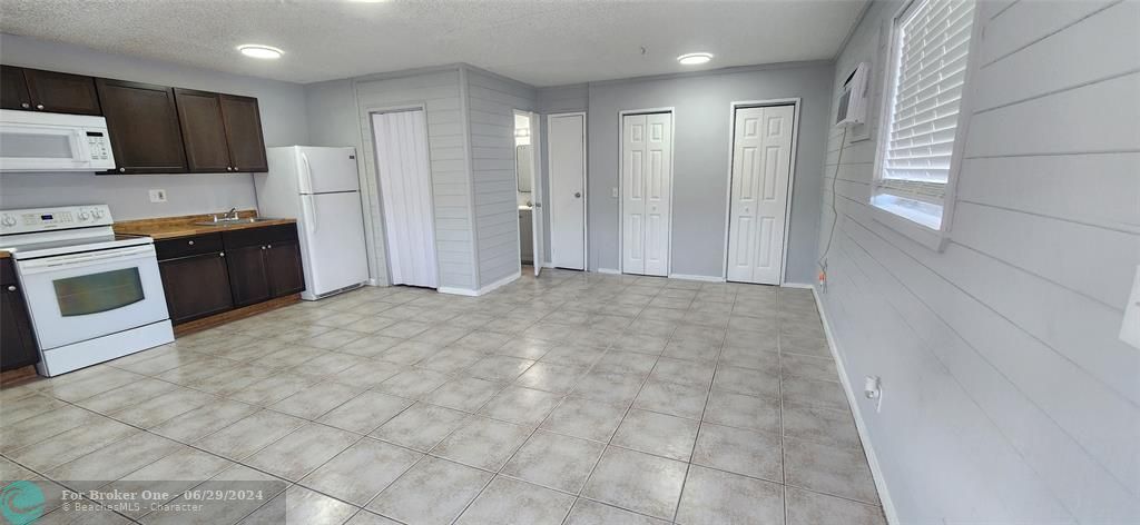 Active With Contract: $1,400 (0 beds, 1 baths, 500 Square Feet)