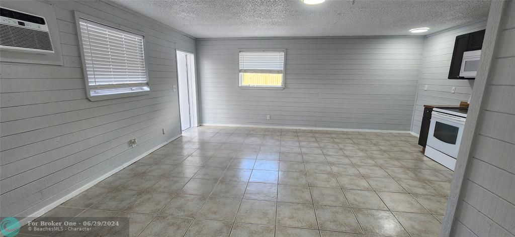 Active With Contract: $1,400 (0 beds, 1 baths, 500 Square Feet)
