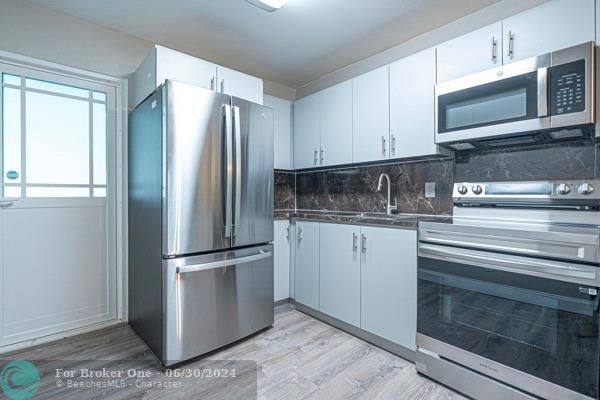 For Rent: $2,295 (2 beds, 1 baths, 810 Square Feet)