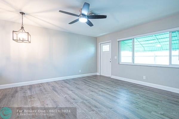 For Rent: $2,295 (2 beds, 1 baths, 810 Square Feet)