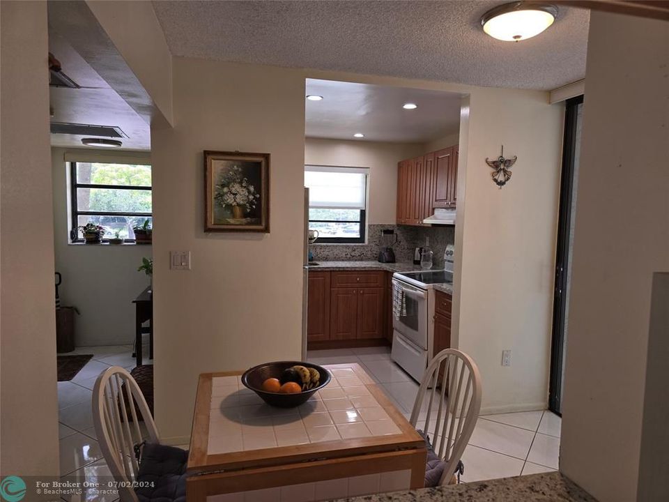 For Sale: $320,000 (2 beds, 2 baths, 1187 Square Feet)