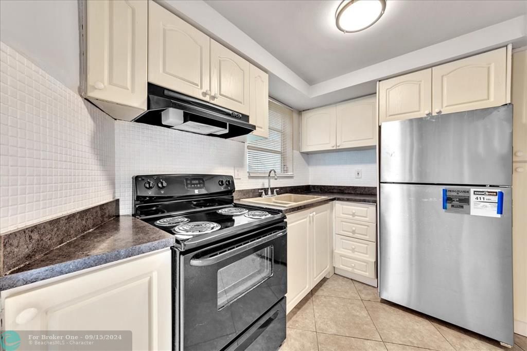 Active With Contract: $129,900 (1 beds, 1 baths, 660 Square Feet)