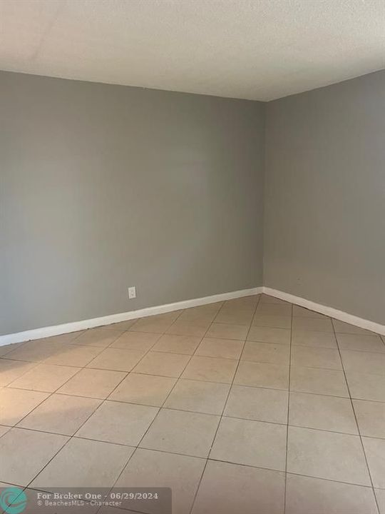 For Rent: $1,700 (1 beds, 1 baths, 680 Square Feet)
