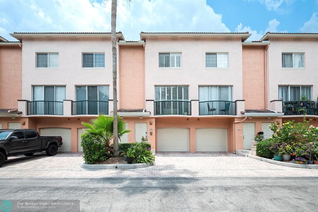 Active With Contract: $345,000 (1 beds, 1 baths, 878 Square Feet)