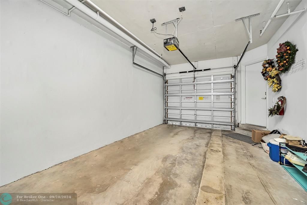 Active With Contract: $345,000 (1 beds, 1 baths, 878 Square Feet)