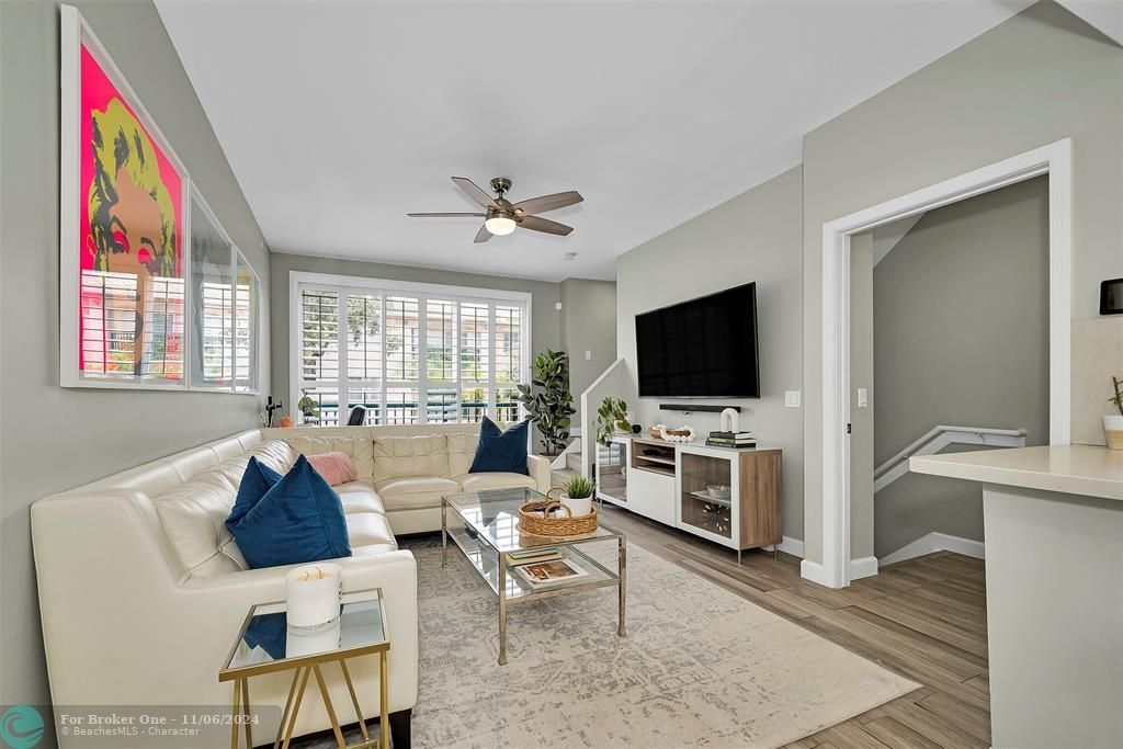 Active With Contract: $345,000 (1 beds, 1 baths, 878 Square Feet)