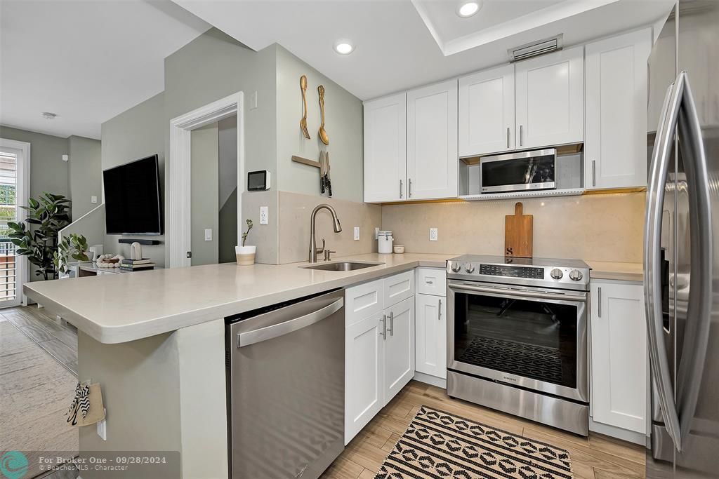 Active With Contract: $345,000 (1 beds, 1 baths, 878 Square Feet)