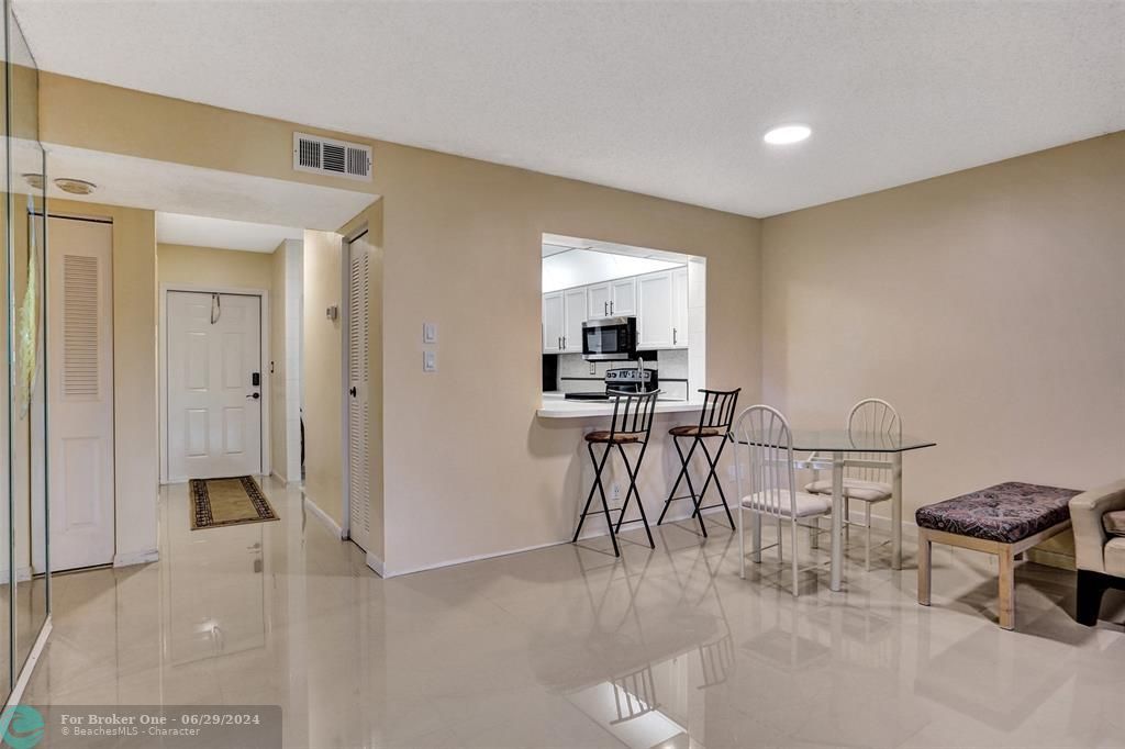For Rent: $2,200 (2 beds, 2 baths, 1019 Square Feet)