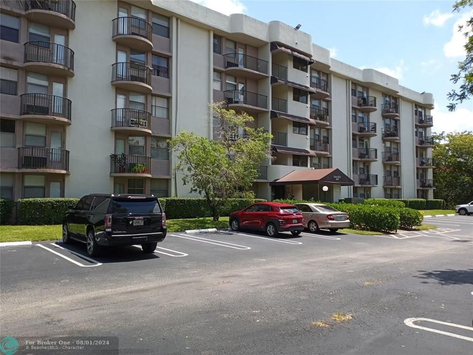 Active With Contract: $1,450 (1 beds, 1 baths, 541 Square Feet)