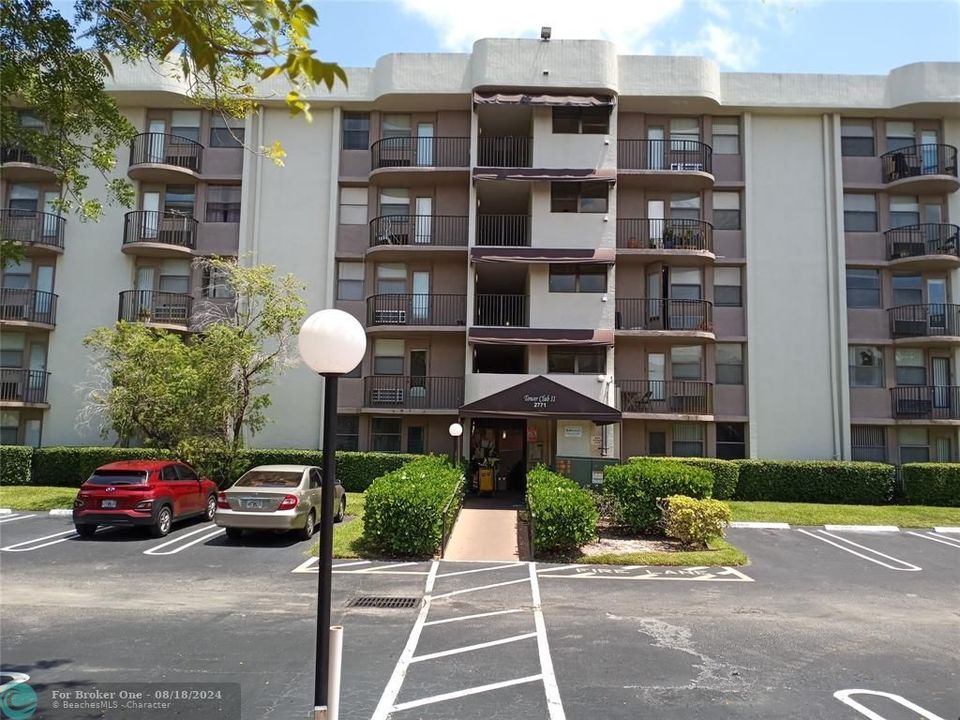 Active With Contract: $1,450 (1 beds, 1 baths, 541 Square Feet)