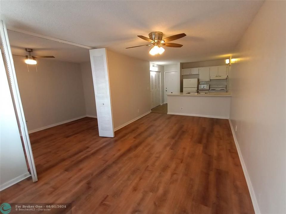 Active With Contract: $1,450 (1 beds, 1 baths, 541 Square Feet)