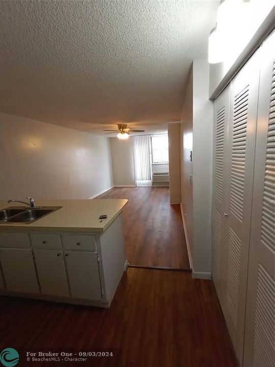 Active With Contract: $1,450 (1 beds, 1 baths, 541 Square Feet)