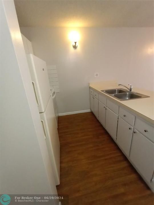 Active With Contract: $1,450 (1 beds, 1 baths, 541 Square Feet)