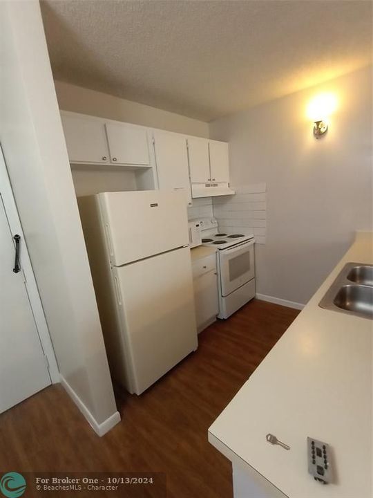 Active With Contract: $1,450 (1 beds, 1 baths, 541 Square Feet)