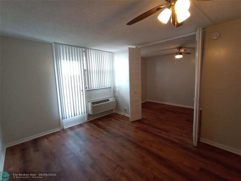 Active With Contract: $1,450 (1 beds, 1 baths, 541 Square Feet)
