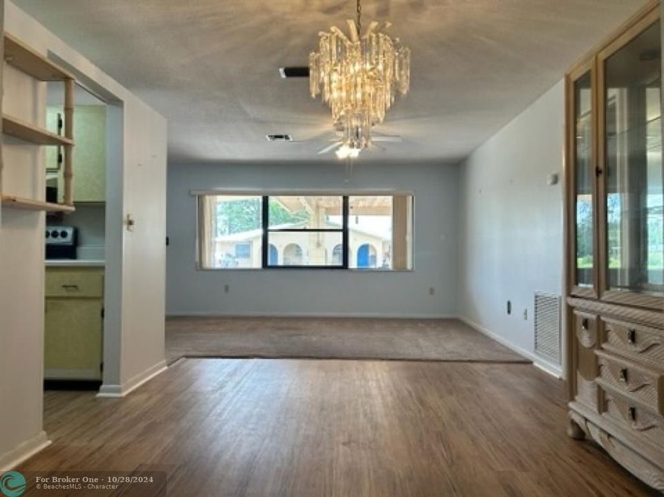 For Sale: $230,500 (2 beds, 2 baths, 1211 Square Feet)