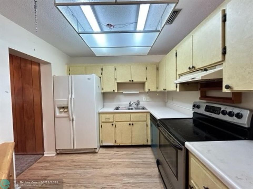 For Sale: $229,500 (2 beds, 2 baths, 1211 Square Feet)