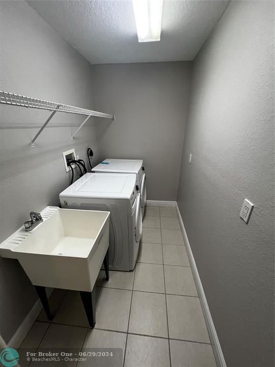 出租: $3,100 (3 贝兹, 2 浴室, 1580 平方英尺)