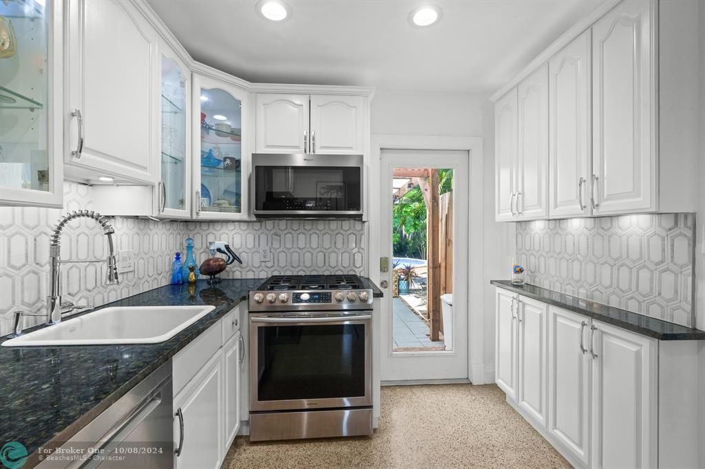 For Sale: $545,000 (2 beds, 1 baths, 956 Square Feet)