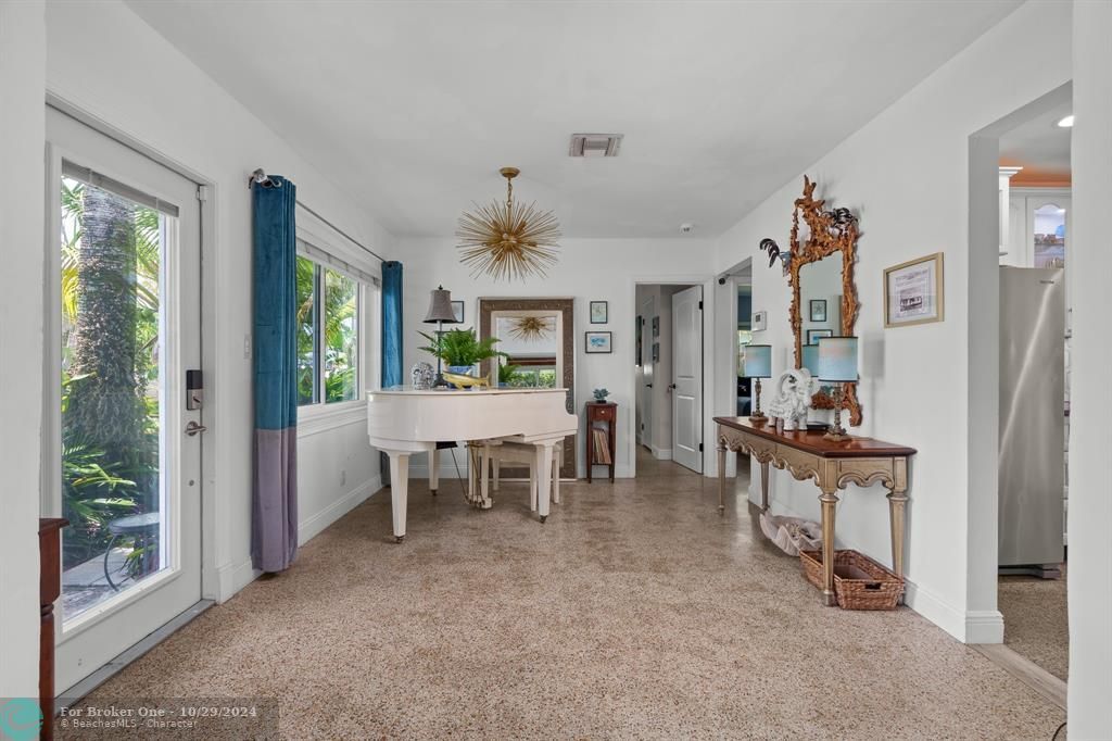 For Sale: $545,000 (2 beds, 1 baths, 956 Square Feet)