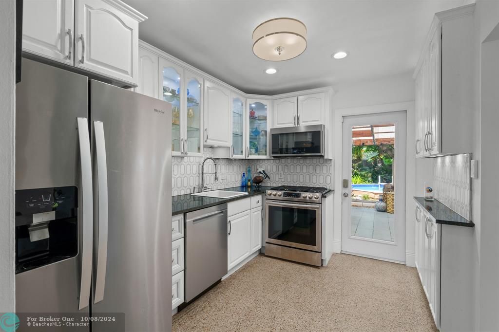 For Sale: $545,000 (2 beds, 1 baths, 956 Square Feet)