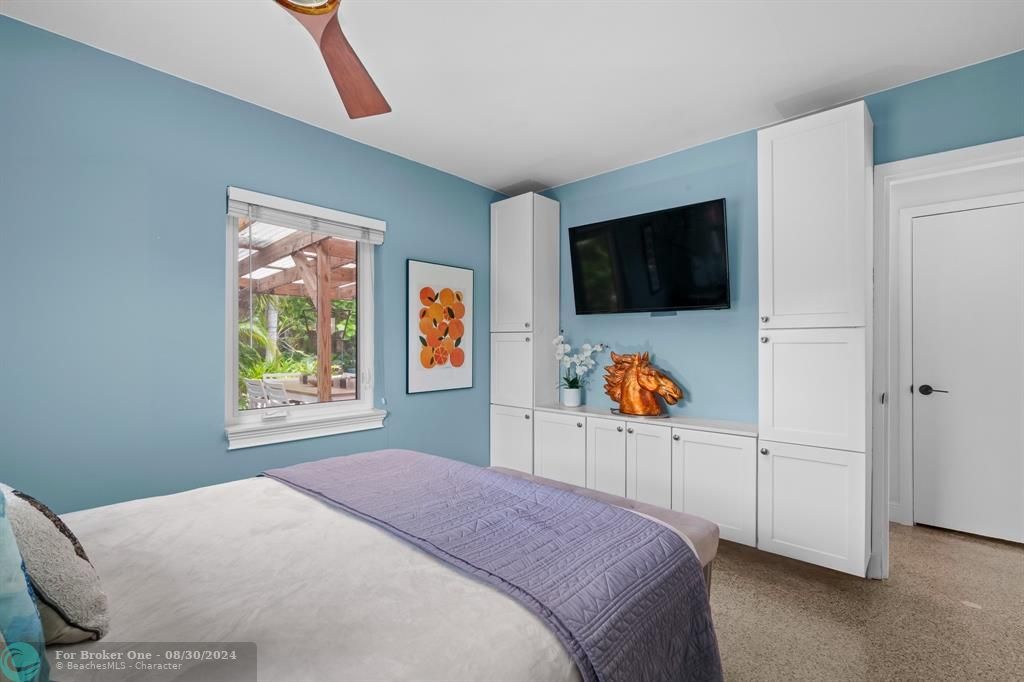 For Sale: $545,000 (2 beds, 1 baths, 956 Square Feet)