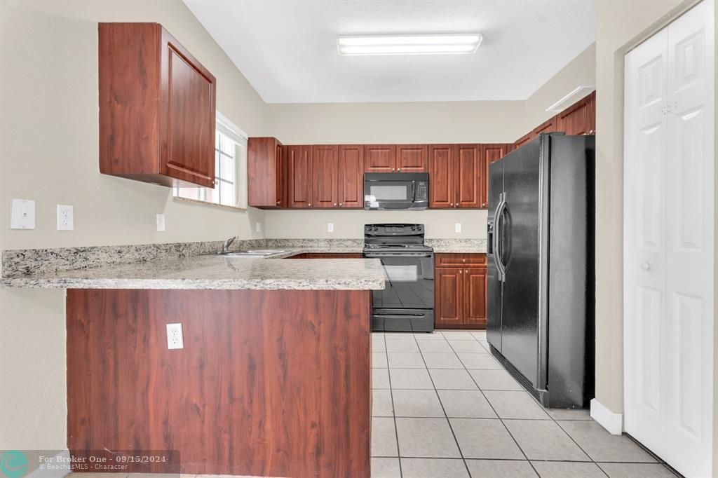 For Sale: $259,900 (2 beds, 2 baths, 1048 Square Feet)