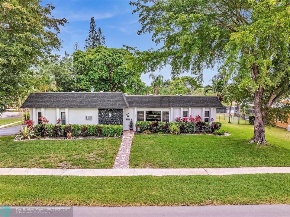 Active With Contract: $825,000 (4 beds, 2 baths, 2568 Square Feet)