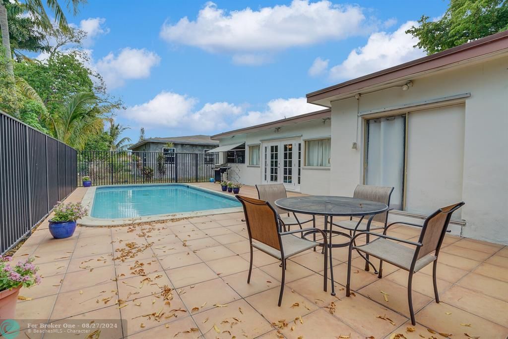 Recently Sold: $525,000 (3 beds, 2 baths, 1912 Square Feet)