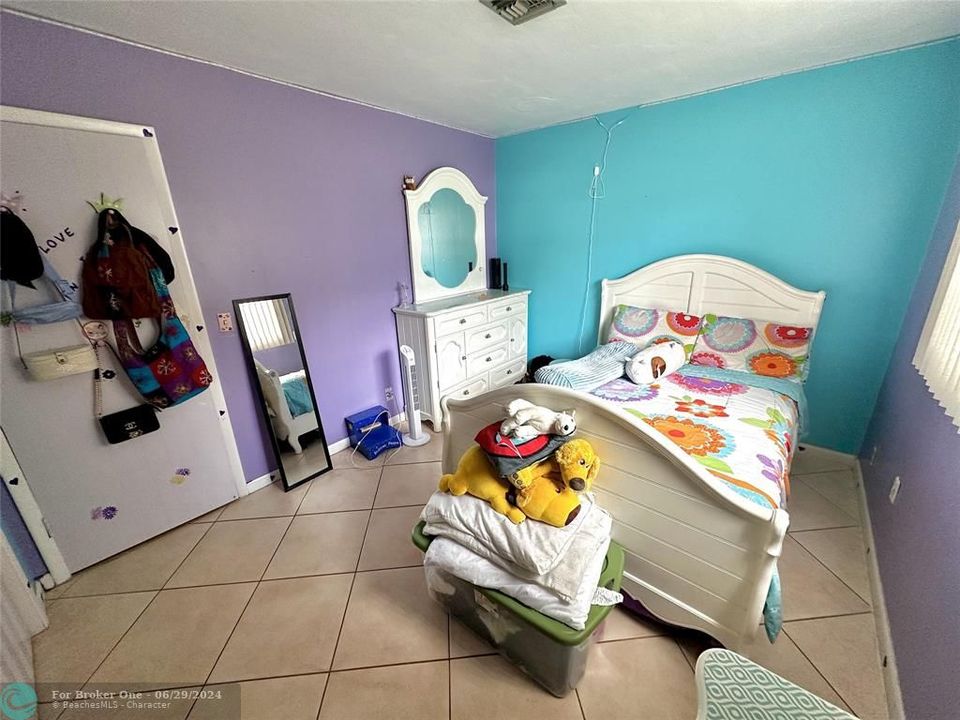 En Venta: $725,000 (4 camas, 2 baños, 2190 Pies cuadrados)