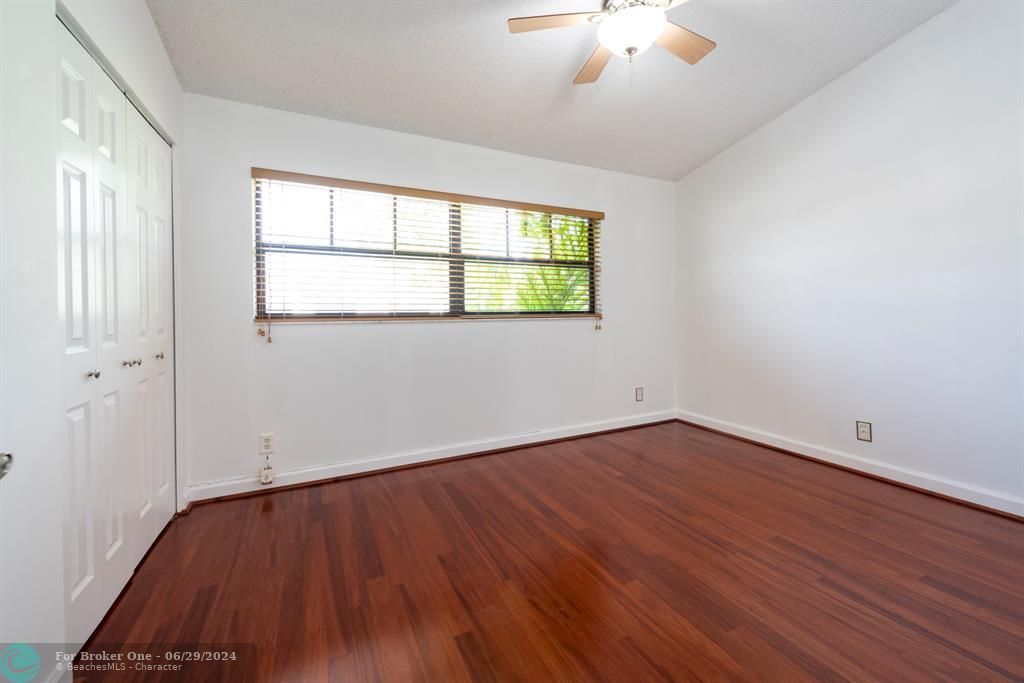 For Sale: $269,900 (2 beds, 1 baths, 978 Square Feet)