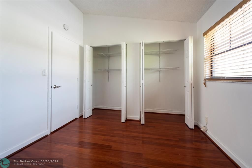 For Sale: $269,900 (2 beds, 1 baths, 978 Square Feet)