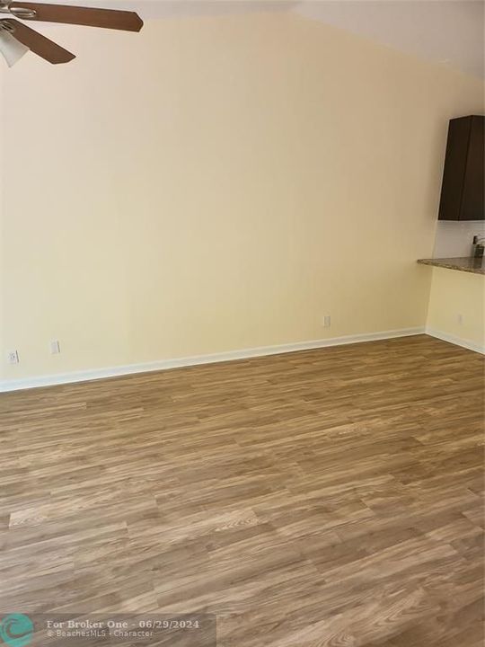 Active With Contract: $2,400 (2 beds, 2 baths, 952 Square Feet)