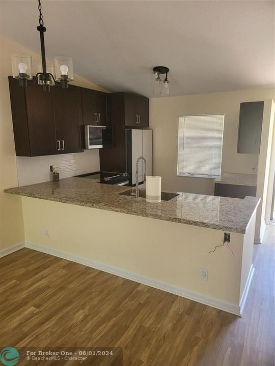 Active With Contract: $2,400 (2 beds, 2 baths, 952 Square Feet)