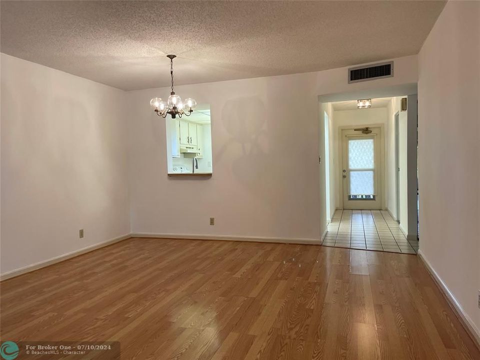 For Sale: $139,000 (2 beds, 2 baths, 1100 Square Feet)