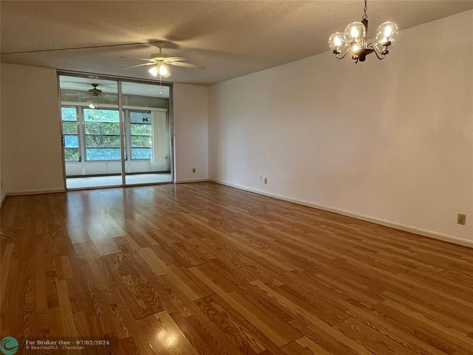 For Sale: $139,000 (2 beds, 2 baths, 1100 Square Feet)