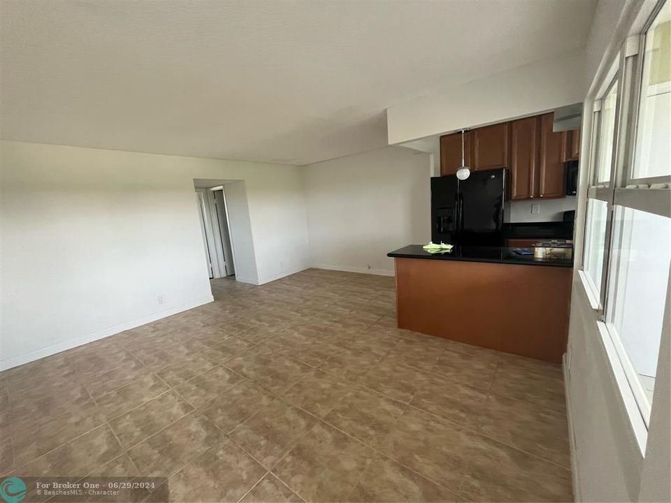 For Rent: $1,800 (1 beds, 1 baths, 597 Square Feet)