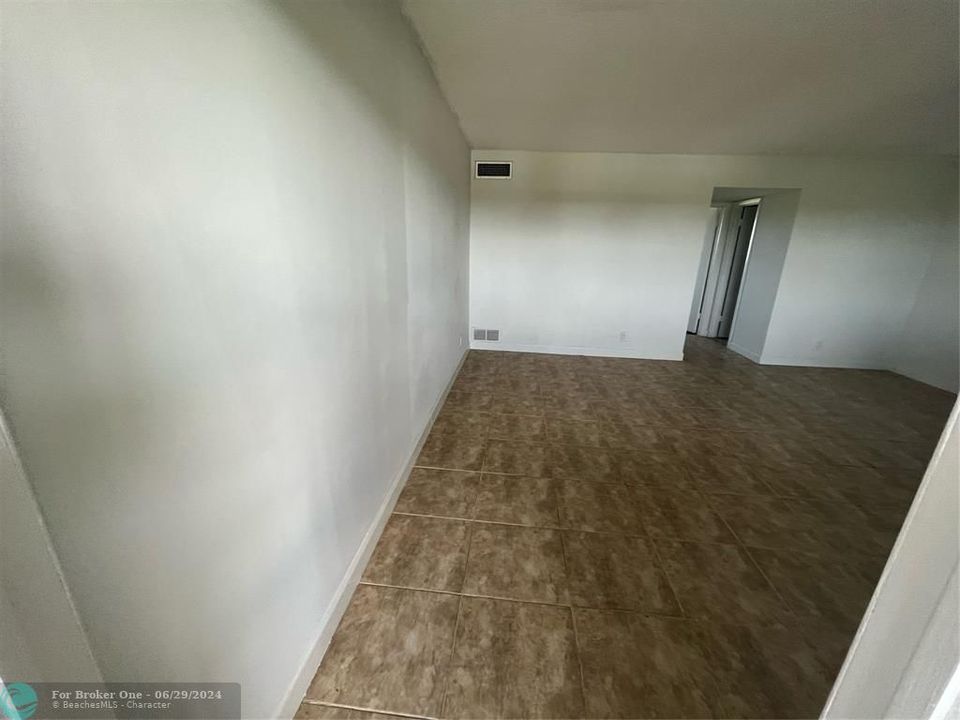 For Rent: $1,800 (1 beds, 1 baths, 597 Square Feet)