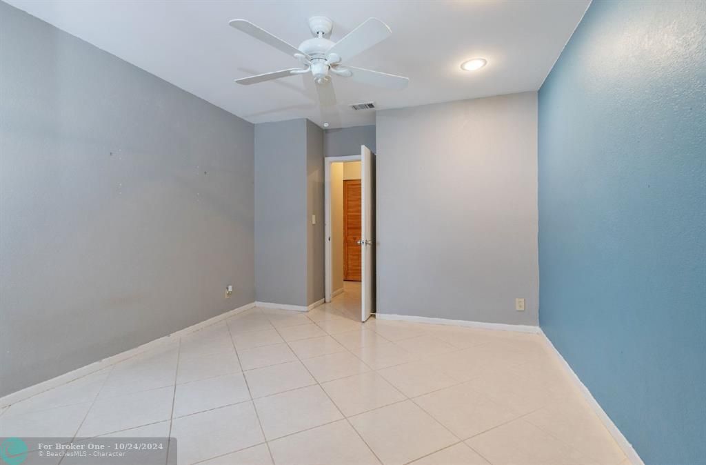 For Sale: $315,000 (2 beds, 2 baths, 1060 Square Feet)