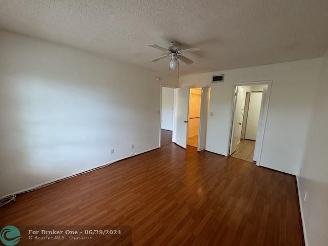 For Sale: $190,000 (1 beds, 1 baths, 689 Square Feet)