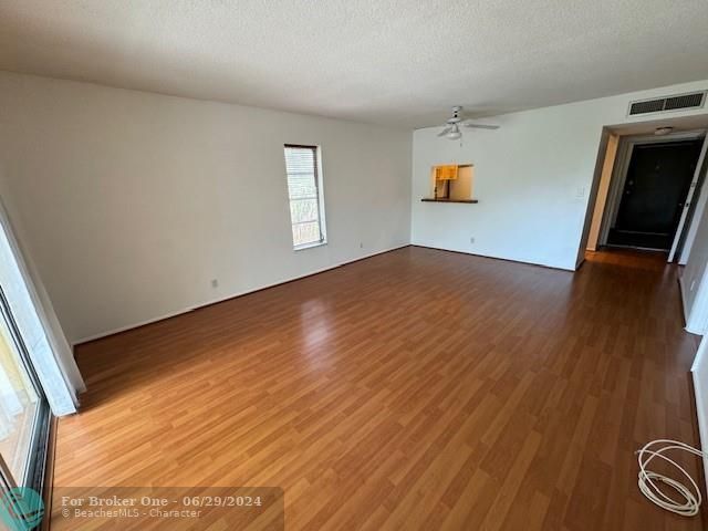 For Sale: $190,000 (1 beds, 1 baths, 689 Square Feet)