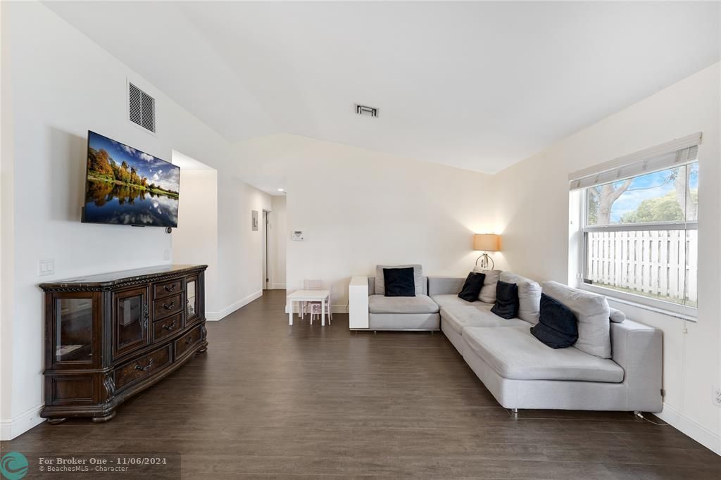 Recently Sold: $575,000 (3 beds, 2 baths, 1460 Square Feet)