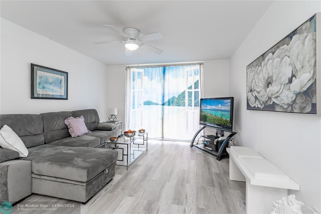 Active With Contract: $1,800 (1 beds, 1 baths, 800 Square Feet)