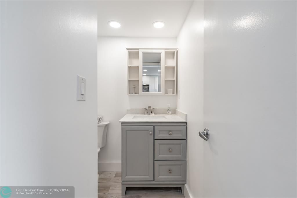 Active With Contract: $1,800 (1 beds, 1 baths, 800 Square Feet)