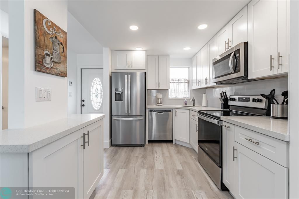 Active With Contract: $1,800 (1 beds, 1 baths, 800 Square Feet)